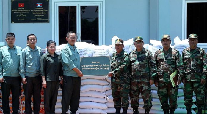 សម្តេចបវរធិបតី និង លោកជំទាវបណ្ឌិត បានឧបត្ថម្ភគ្រឿងឧបភោគបរិភោគ និងសម្ភារសំណង់មួយចំនួន ជូនប្រតិបត្តិការសឹករងកំពង់ធំ